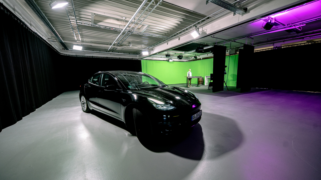 Studio mit Greenscreen und Auto